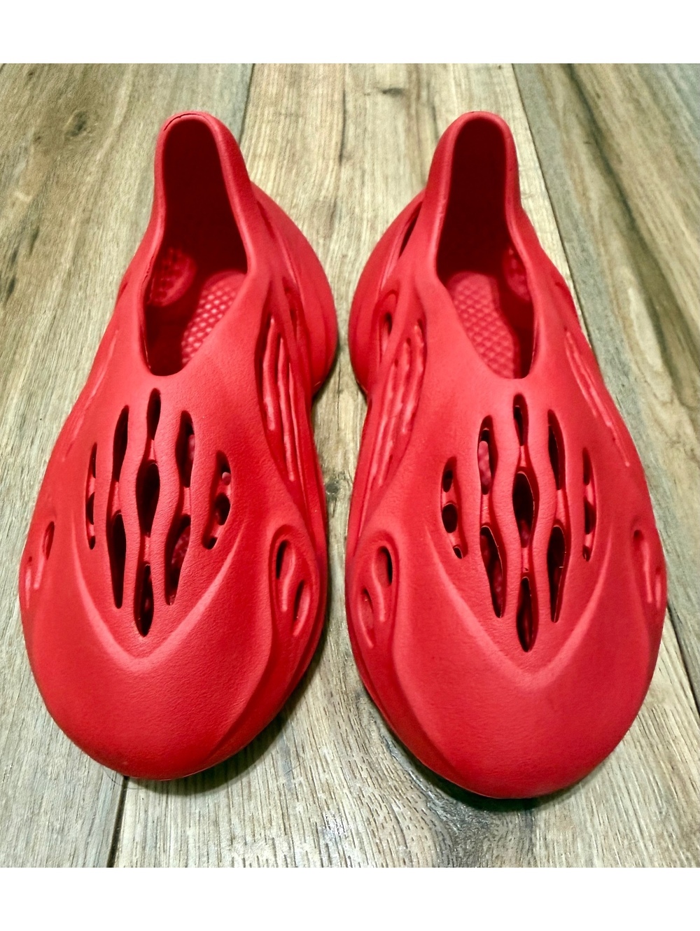 Yeezy Adidas Foam Runner Vermilion Red Slip On Sneakers GW3355 Kids Size 4 EUC - Picture 2 of 9